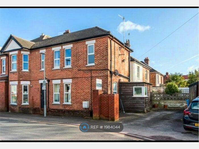 2 Bedroom Flat To Rent In Penn Hill, Poole, BH14