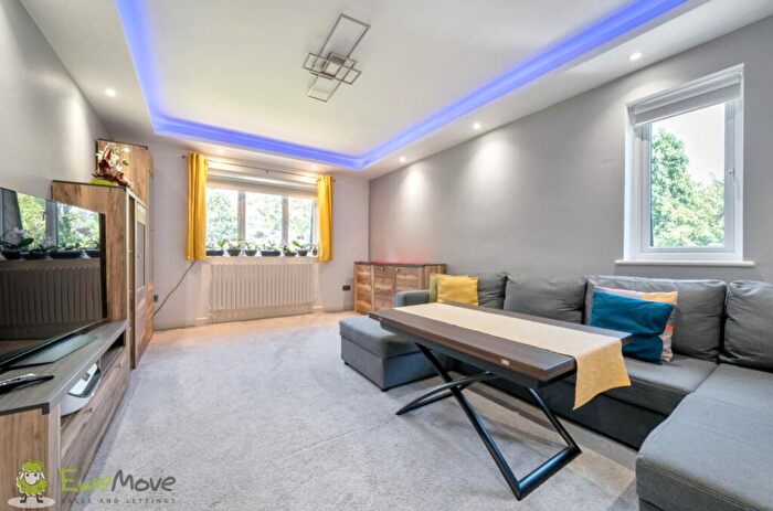 2 Bedroom Flat For Sale In Brookfield Court, Woodside Grange Road, London, N12