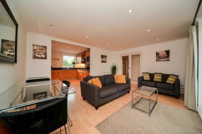 3 Bedroom Flat To Rent In Luralda Wharf, Docklands, London, E14