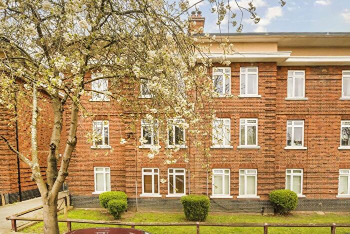 2 Bedroom Flat For Sale In Brooks Road, Chiswick, W4