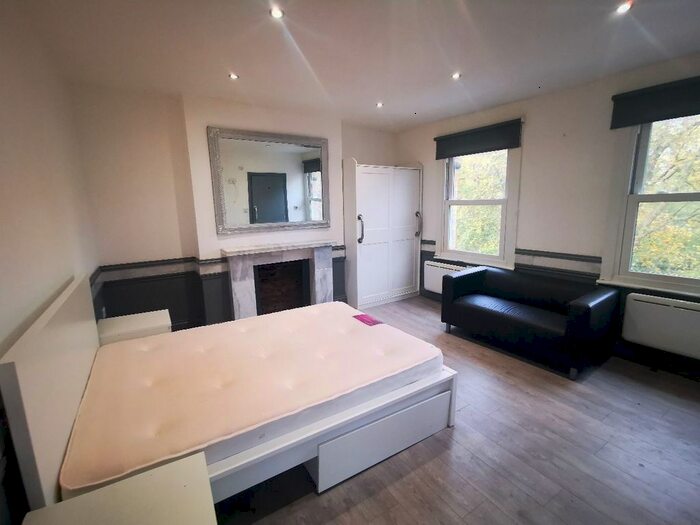Studio To Rent In Flat, Stoke Newington Common, London, N16