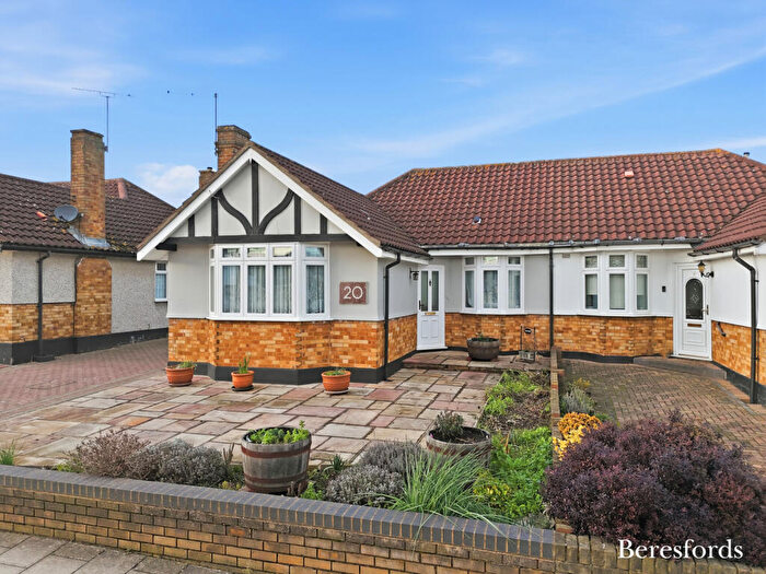 2 Bedroom Bungalow For Sale In Dorkins Way, Upminster, RM14