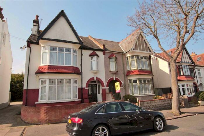 1 Bedroom Flat To Rent In Leigh Hall Road, Leigh On Sea, Essex, SS9