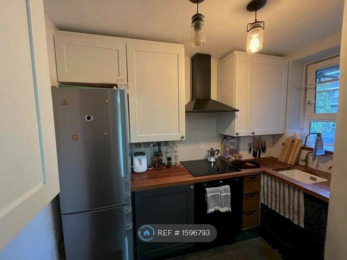 3 Bedroom Flat To Rent In Rankine House, London, SE1