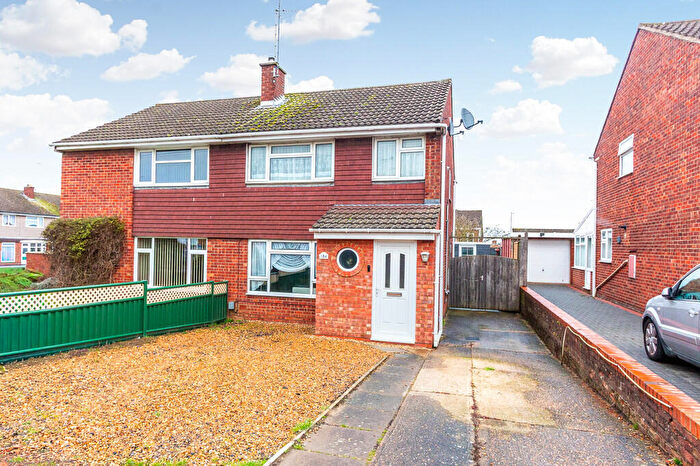 3 Bedroom Semi-Detached House For Sale In Grangeway, Rushden, NN10