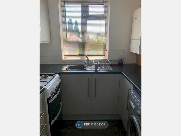 2 Bedroom Flat To Rent In Vale Drive, Southampton, SO18