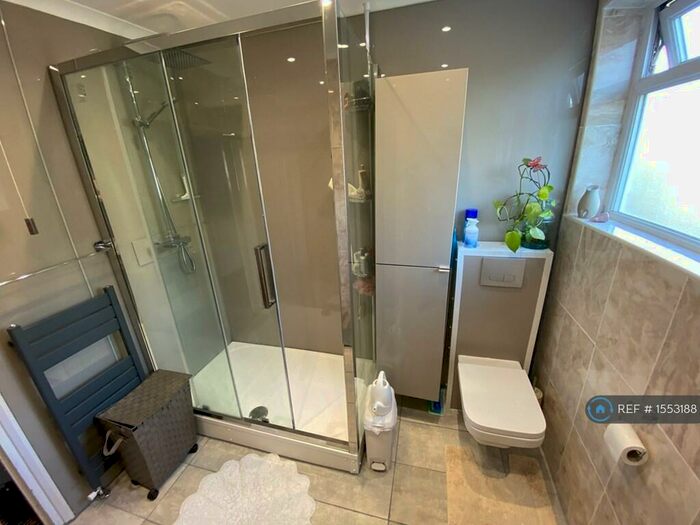 5 Bedroom Semi-Detached House To Rent In Rougemont Avenue, Morden, SM4
