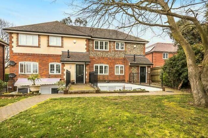 2 Bedroom Flat To Rent In North Street, Winkfield, SL4