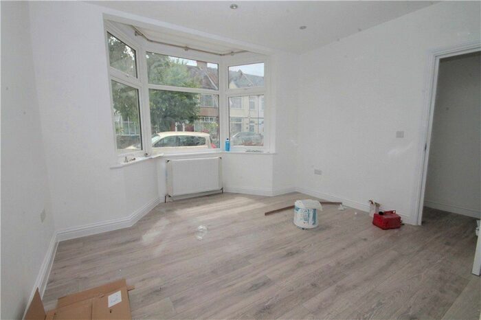 2 Bedroom Flat To Rent In Park Avenue, Mitcham, CR4
