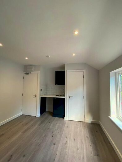 Studio To Rent In Star Lane, St Marys Cray Orpington, BR5