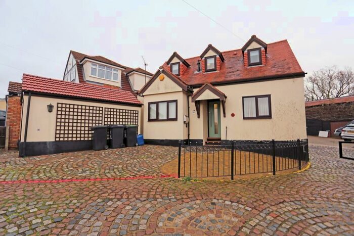 6 Bedroom Detached House To Rent In Theydon Park Road, CM16