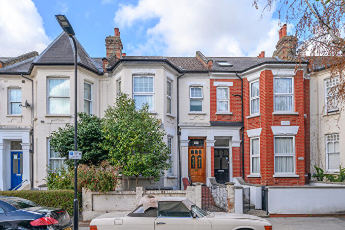 Ground Maisonette To Rent In Wilderton Road, Hackney, London, N16