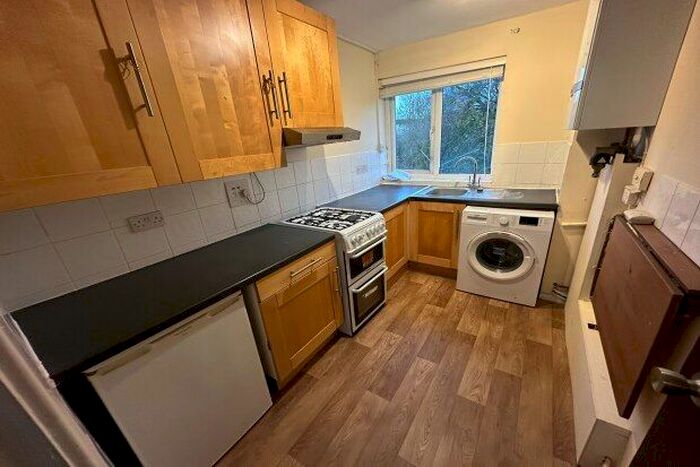 2 Bedroom Flat To Rent In Ashley Court, Oxford, OX3