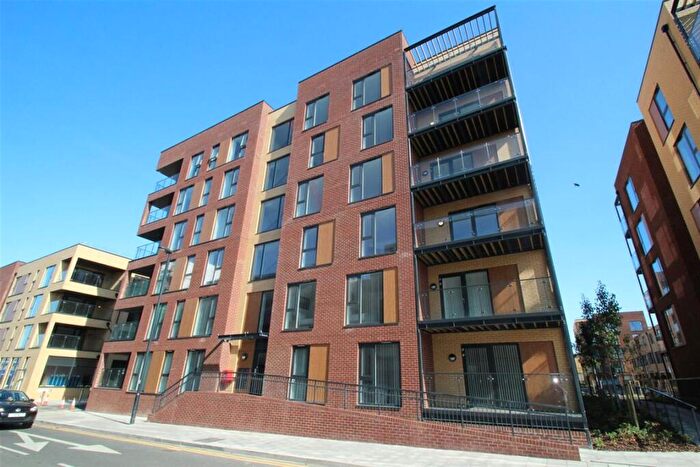2 Bedroom Flat To Rent In Grove Park, Harrow, NW9