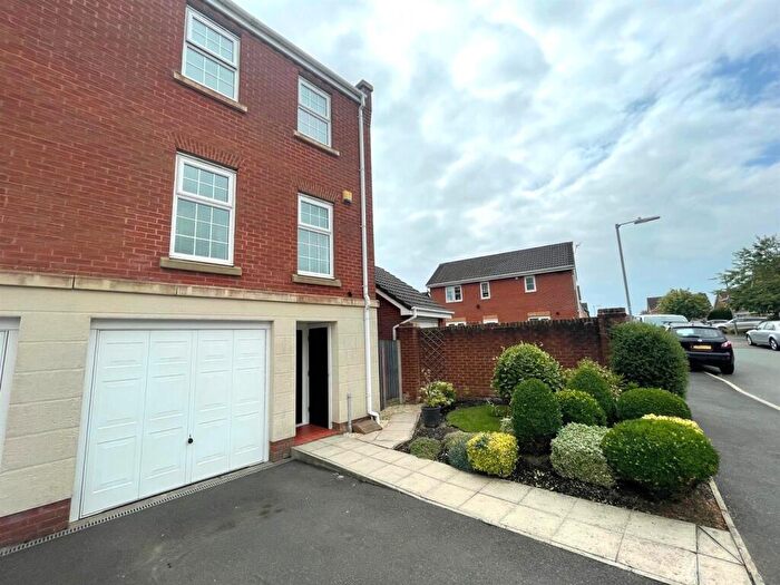 3 Bedroom Semi-Detached House For Sale In Holmecroft Chase, Westhoughton, Bolton, BL5