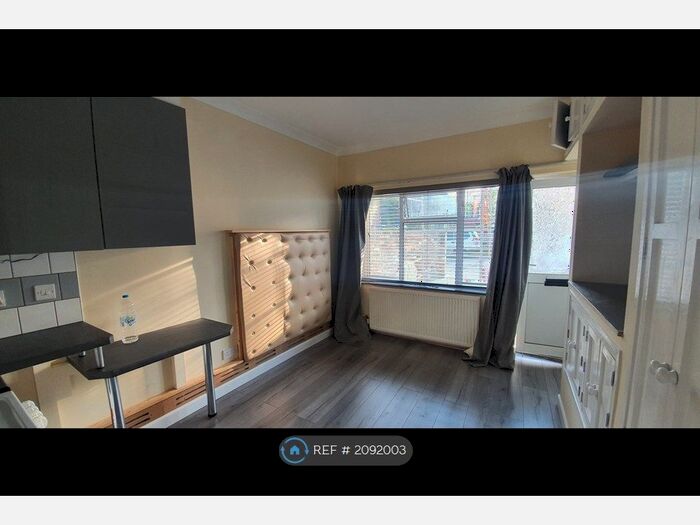 Studio To Rent In Wharncliffe Drive, Middlesex, UB1