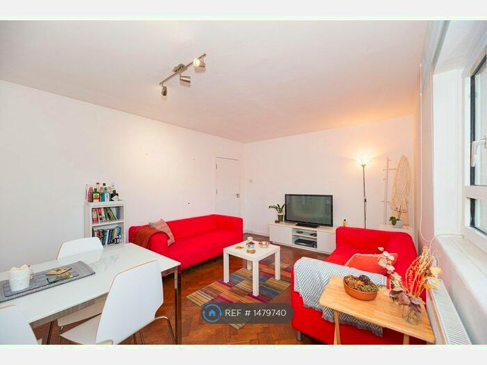 3 Bedroom Flat To Rent In Sandham Court, London, SW4