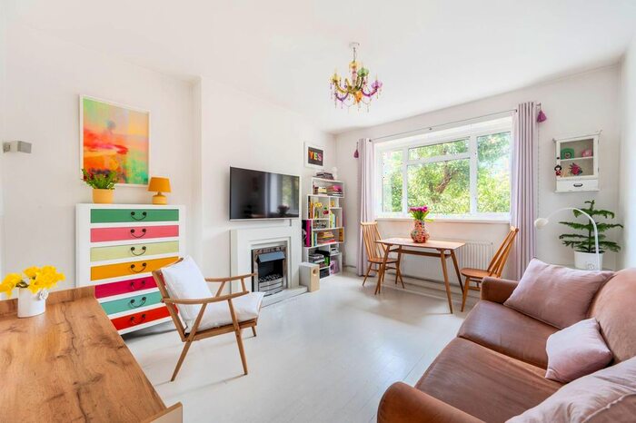 2 Bedroom Flat To Rent In Coronation Court, North Kensington, London, W10