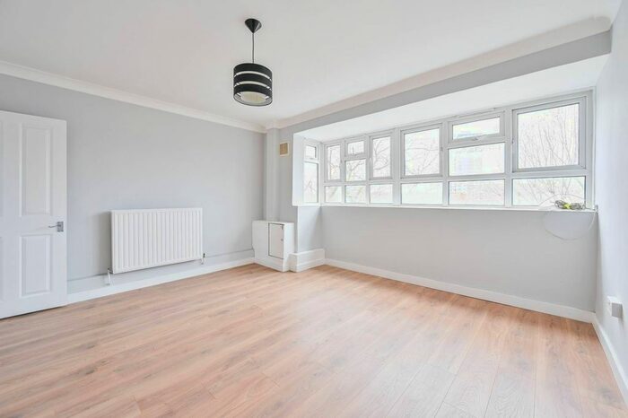 3 Bedroom Flat To Rent In Gray Street, Waterloo, London, SE1