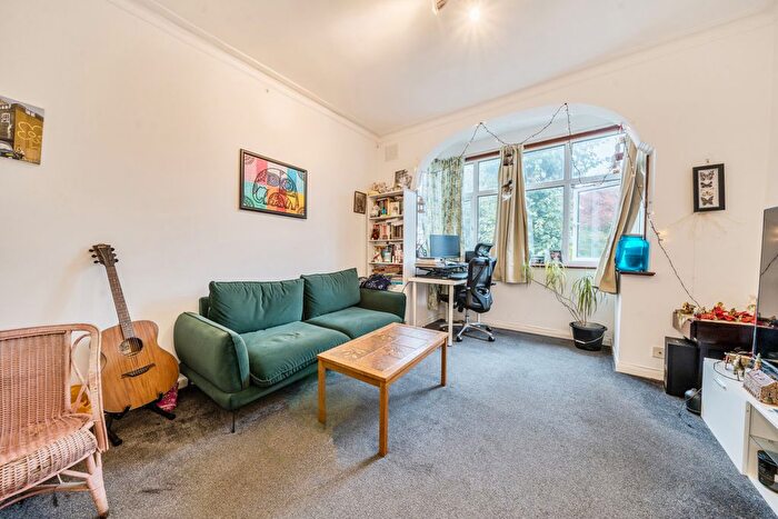 1 Bedroom Flat For Sale In Bernard Avenue, Northfields, London, W13