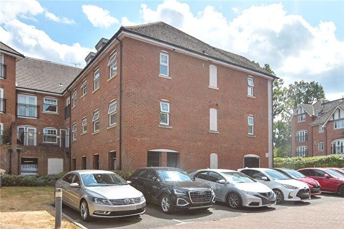 2 Bedroom Flat For Sale In Woodfield Road, Crawley, West Sussex, RH10