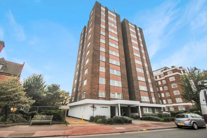 2 Bedroom Flat To Rent In St Clements Court East, Broadway West, Leigh-on-Sea, SS9