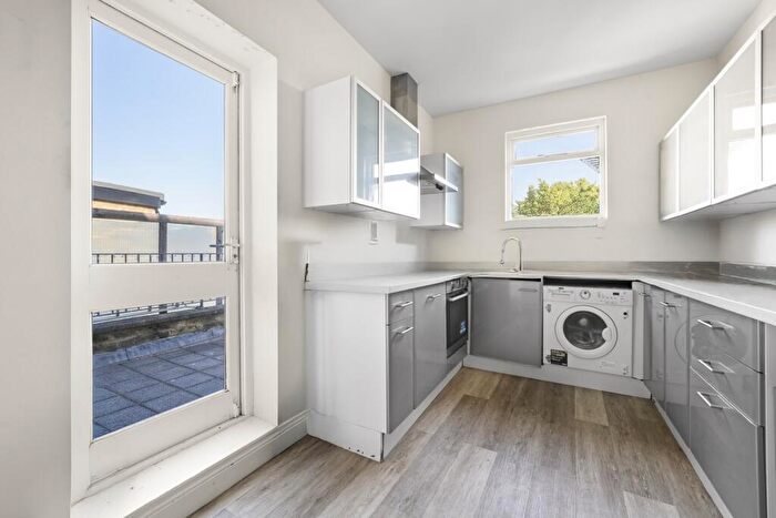 2 Bedroom Flat For Sale In Queens Crescent, Chalk Farm, NW5