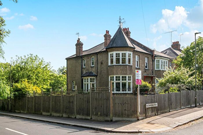 4 Bedroom Semi-Detached House For Sale In Richmond Road, Barnet, EN5