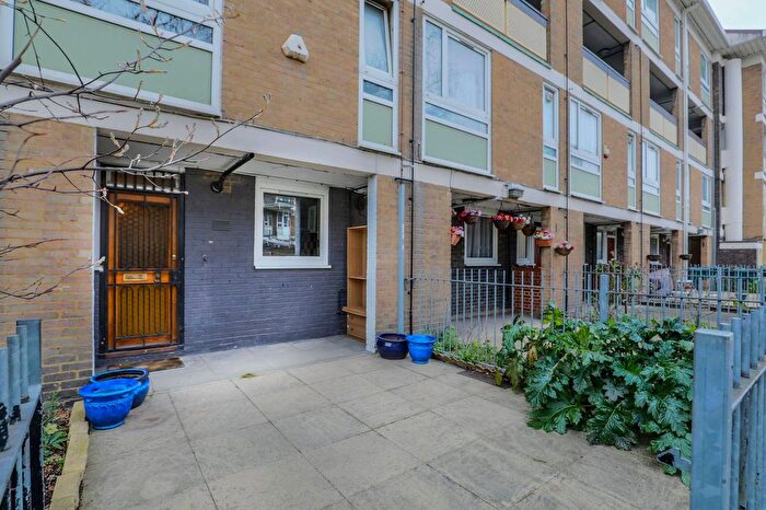 2 Bedroom Flat To Rent In Belton Way, Bow, London, E3