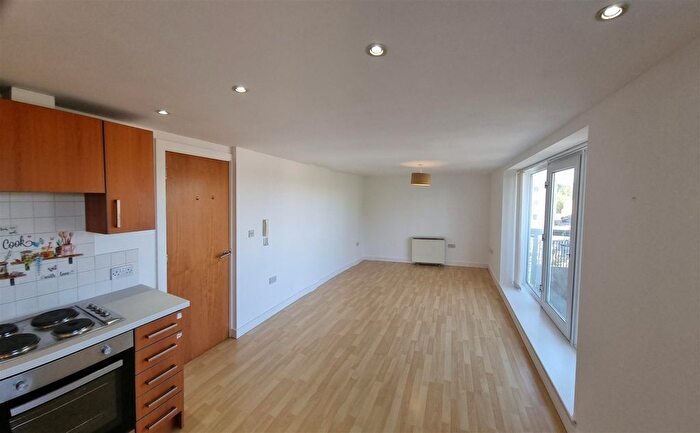 1 Bedroom Flat To Rent In Lakeside Rise, Manchester, M9