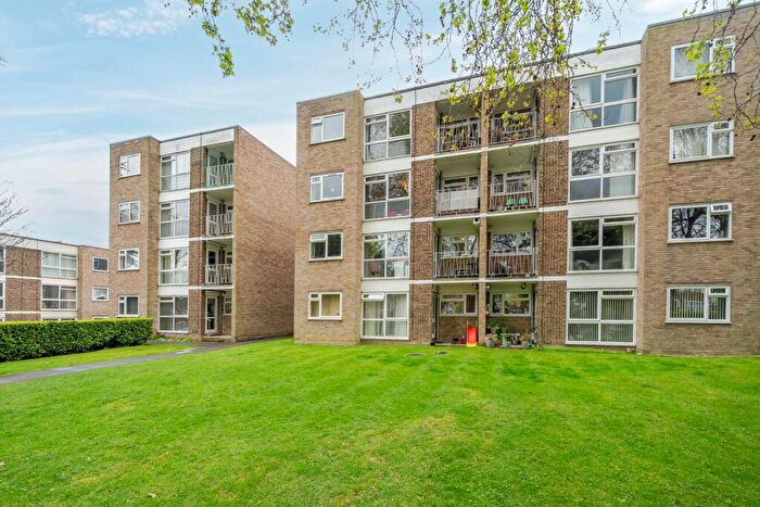 2 Bedroom Flat For Sale In Foxgrove Road, Beckenham, Kent, BR3