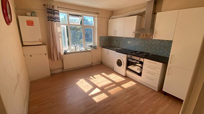 2 Bedroom Flat To Rent In Great South West Road, Hounslow, Greater London, TW4