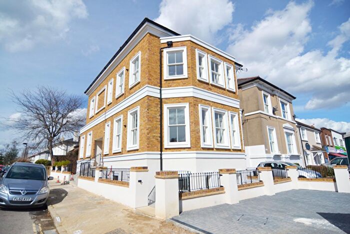 2 Bedroom Flat To Rent In Belmont Road, Middlesex, TW2