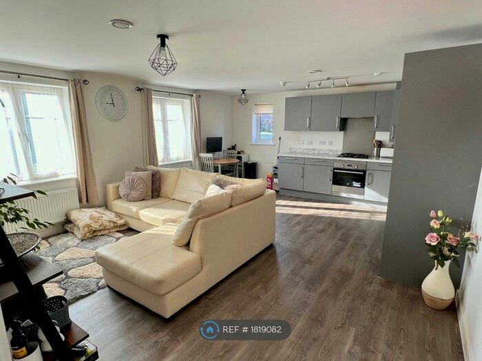 2 Bedroom Flat To Rent In Foxglove Drive, Crawley, RH10