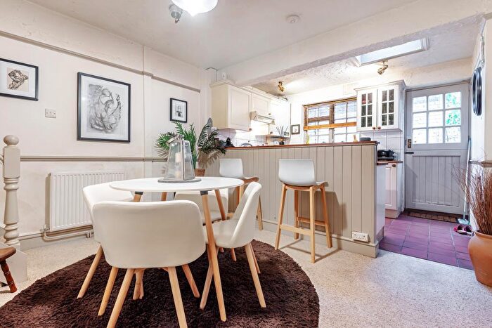 2 Bedroom Cottage To Rent In Surbiton, Surrey, KT6