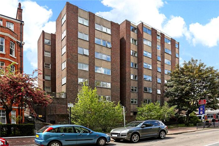 2 Bedroom Flat For Sale In Parkgate Road, London, SW11