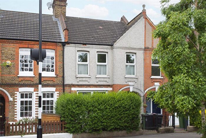 2 Bedroom Flat To Rent In Winns Avenue, Walthamstow, London, E17