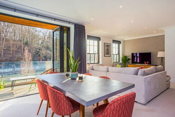 2 Bedroom Flat To Rent In Glen Island, Taplow, Maidenhead, SL6