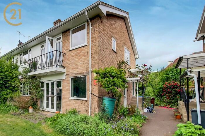 2 Bedroom Maisonette To Rent In Simplemarsh Road, Addlestone, KT15