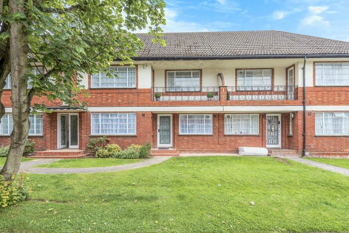 2 Bedroom Maisonette To Rent In Glenhill Close, Finchley Central, London, N3