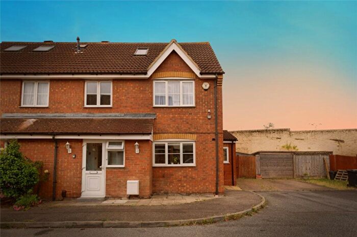 5 Bedroom End Of Terrace House For Sale In Parklands Close, Ilford, IG2