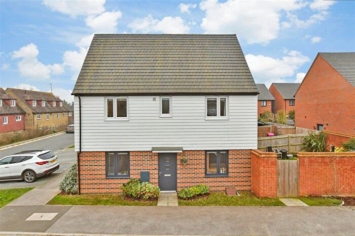 3 Bedroom Semi Detached House For Sale In Weaver Avenue, Faversham, Kent, ME13