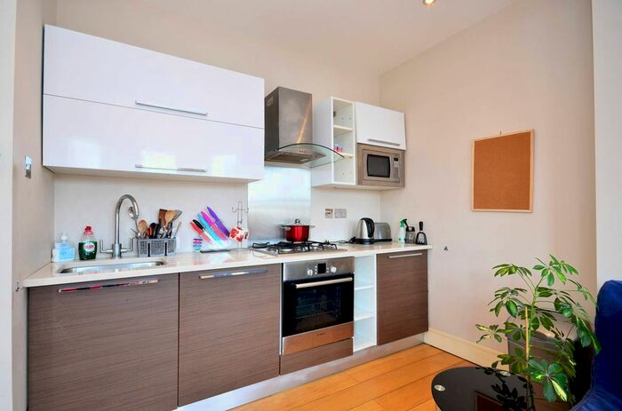 1 Bedroom Flat To Rent In Union Road, Clapham North, London, SW4