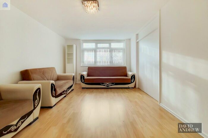 2 Bedroom Flat To Rent In Edgecot Grove, N15