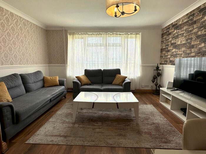 2 Bedroom Maisonette To Rent In Longcroft Drive, Waltham Cross, EN8