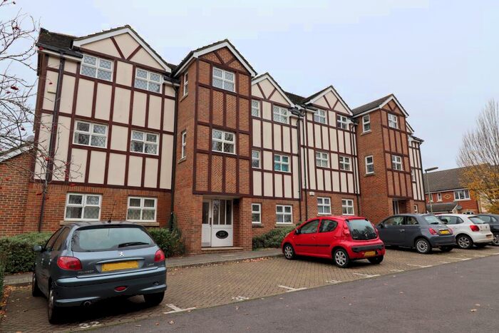 2 Bedroom Flat To Rent In Knaphill, GU21