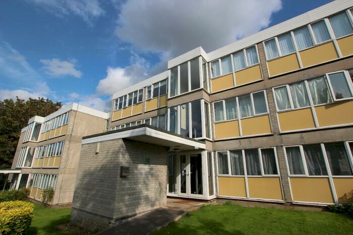 2 Bedroom Flat To Rent In Cameron Close, Brentwood, Essex, CM14