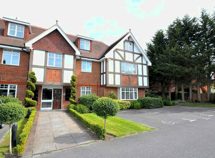 2 Bedroom Flat To Rent In Fairway, Shoppenhangers Road, Maidenhead, Berkshire, SL6