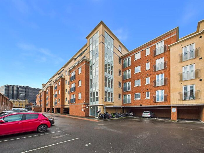 1 Bedroom Flat For Sale In Riverbank Point, Uxbridge, Middlesex, UB8
