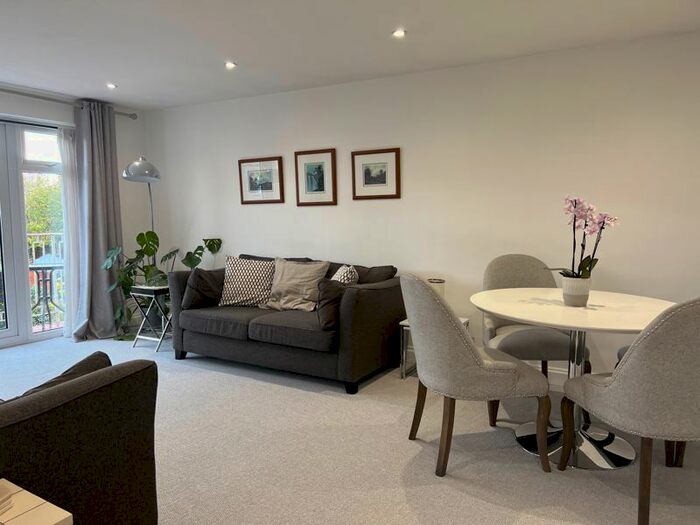 2 Bedroom Flat To Rent In Station Road, Marlow, SL7